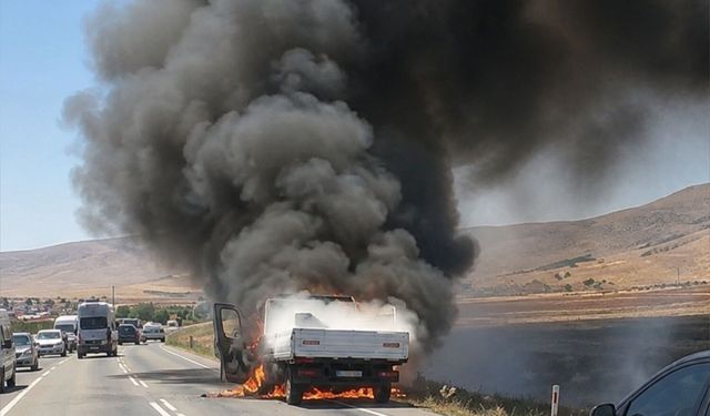 Seyir Halindeki Açık Kasa Kamyonet Alevlere Teslim Oldu