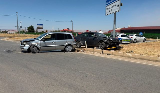 Afşin’de İki Otomobil Çarpıştı: 2 Yaralı