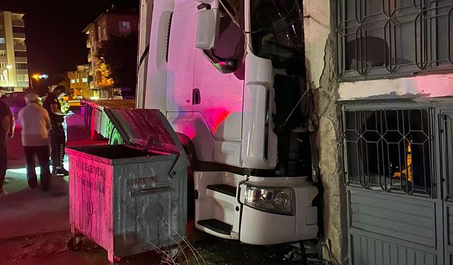 Afşin’de TIR Evin Duvarına Çarptı!