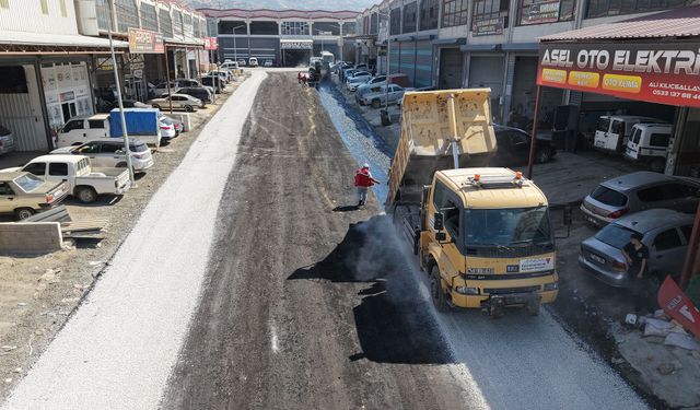 Büyükşehir, Yeni Sanayi Sitesi’nde 3 Kilometrelik Yolu Asfaltla Buluşturdu