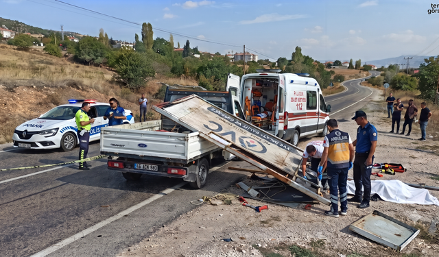 Kamyonet Kasasında Reklam Panosu Çarptı: 1 Ölü