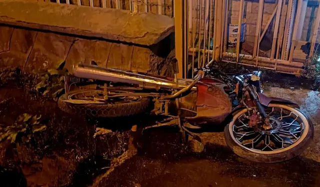 Kars'ta motosiklet kazası: Park halindeki motosiklete çarptı, 20 yaşındaki sürücü ağır yaralandı