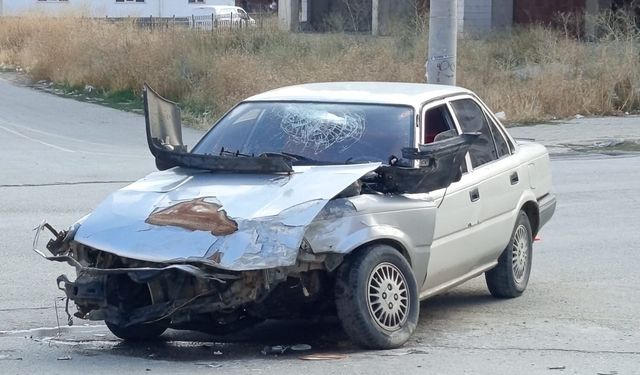 Afşin’de Kavşakta İki Otomobil Çarpıştı!
