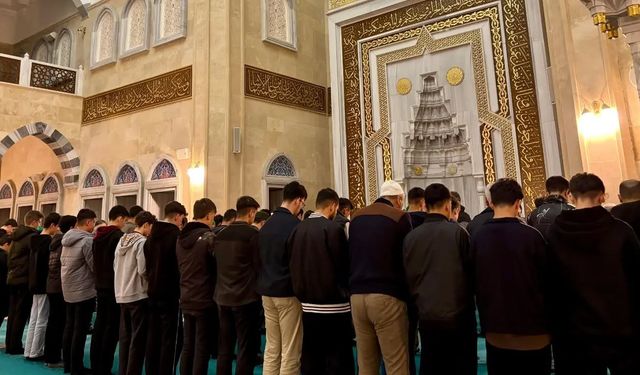 Afşin’de Gençler Sabah Namazında Aynı Saflarda Buluştu