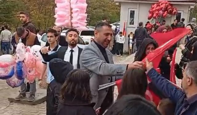 Afşin’de Türk Büro-Sen’den Gençlere Türk Bayrağı Hediyesi