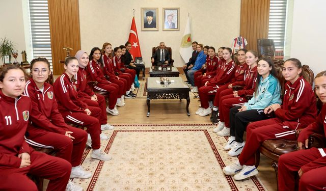 Vali Ünlüer, Kadın Futbol Takımını Kabul Etti