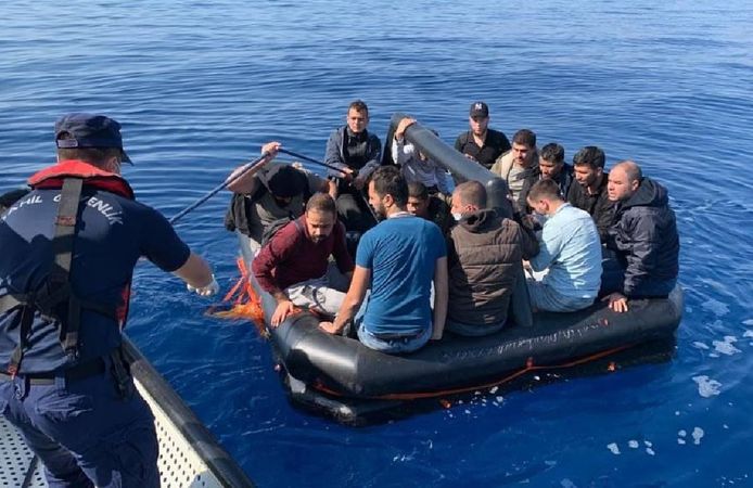 Yunanistan'ın ölüme terk ettiği düzensiz göçmenler kurtarıldı
