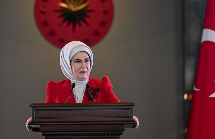 Emine Erdoğan: Barış ve sevginin elçileri olacaklarına inandığım tüm çocuklarımızın bayramı kutlu olsun