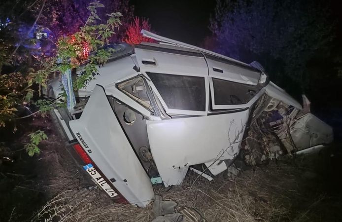 Afyonkarahisar'da otomobil şarampole devrildi: 1 ölü, 2 yaralı