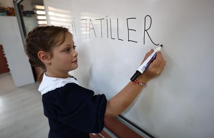 OKULLAR NE ZAMAN KAPANIYOR 2026? Karne Günü Belli Oldu! MEB Yaz Tatili Takvimi Açıklandı