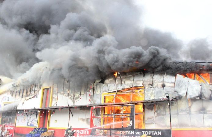 Kocaeli'de depo yangını: Müdahale sürüyor