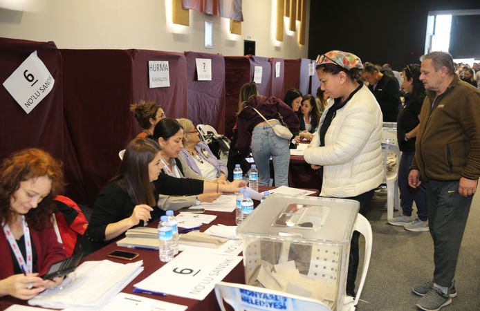 Antalya Büyükşehir Belediye Başkanı Böcek CHP'nin ön seçiminde oy kullandı