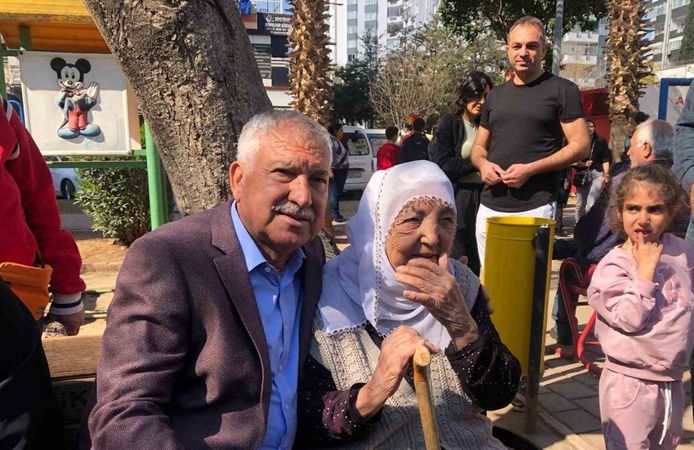 Zeydan Karalar ve eşi Nuray Karalar, CHP’nin Cumhurbaşkanı adayını belirlemek için oy kullandı
