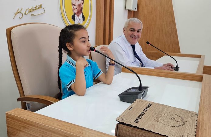 Bozyazı Belediye Başkanı Çetinkaya koltuğunu öğrencilere devretti