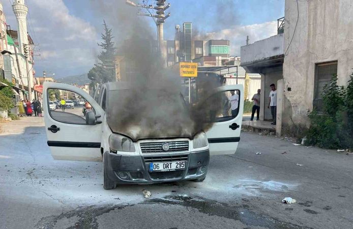 Osmaniye’de hafif ticari araç alev alev yandı