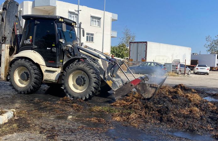 Antalya'da seyir halindeki traktörde bulunan saman balyaları yandı