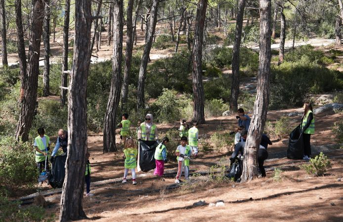 Mersin'de 'Doğa Müfettişleri' projesi kapsamında öğrenciler çöp topladı