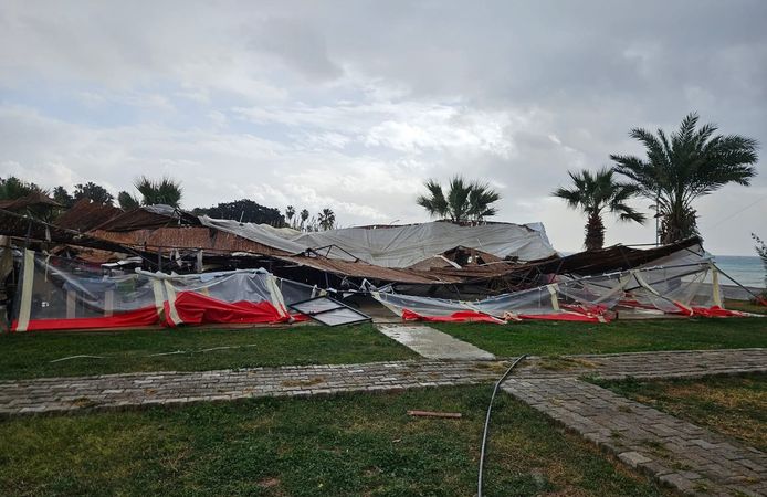 Bozyazı ilçesinde şiddetli rüzgar çatıları uçurdu