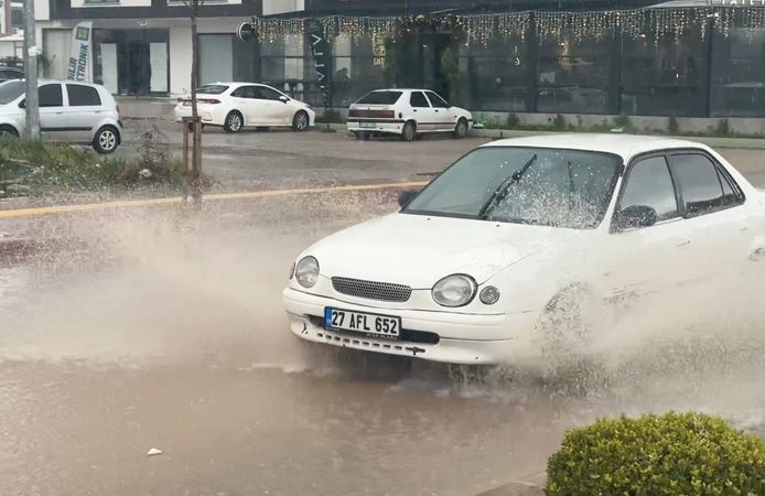 Osmaniye'de sağanak su baskınlarına neden oldu
