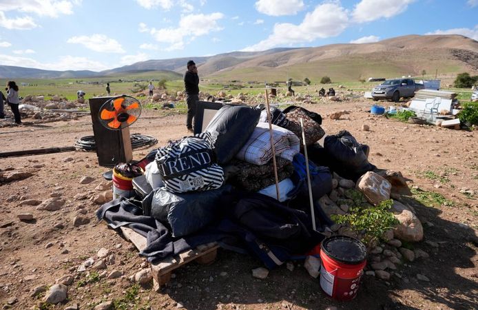 Filistin topraklarını gasbeden İsrailliler, Batı Şeria'da 15 Filistinli aileyi yerinden etti