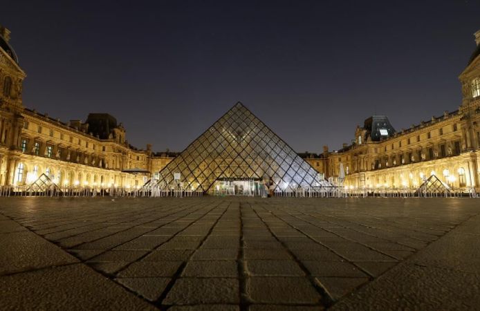 Macron, Louvre Müzesi'nin başına yeni bir isim atadı