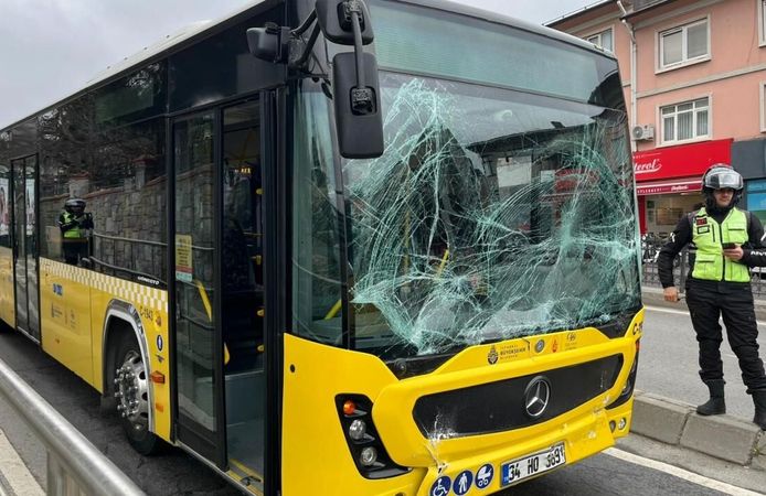 Üsküdar'da iki İETT otobüsü çarpıştı