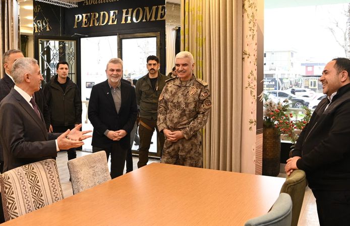 Başkan Görgel ve Vali Ünlüer, Uzunçarşı’da Esnaf ve Vatandaşlarla Bir Araya Geldi