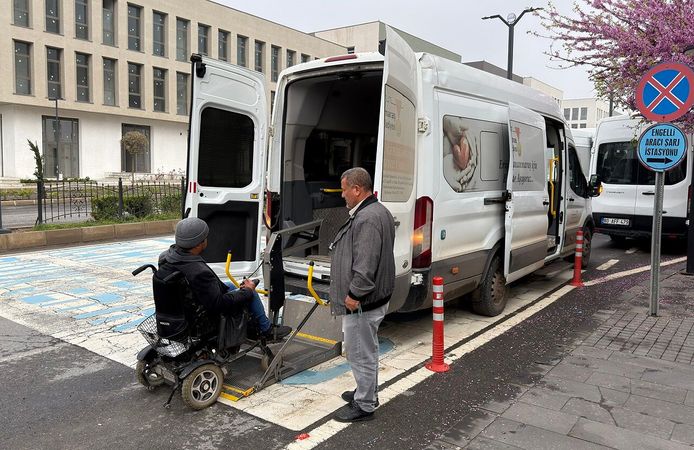 Büyükşehir, Sınav Günü de Özel Gereksinimli Vatandaşları Yalnız Bırakmadı