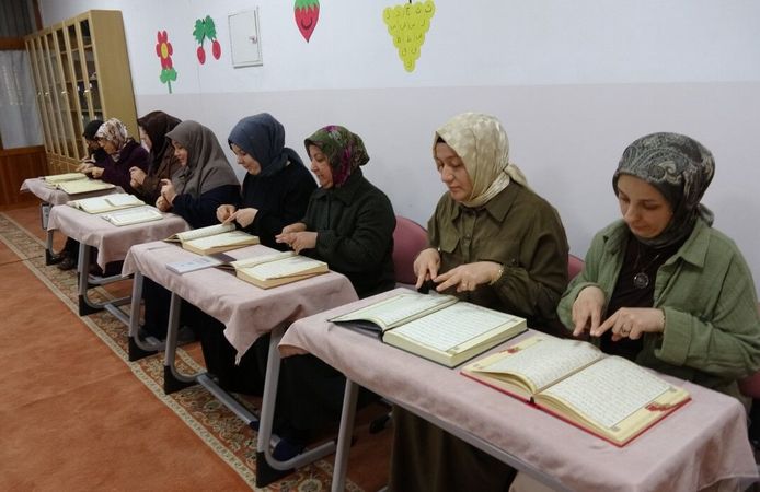 Engel Tanımayan Azim: İşitme Engelli Kadınlar Kur’an-ı Kerim Öğreniyor