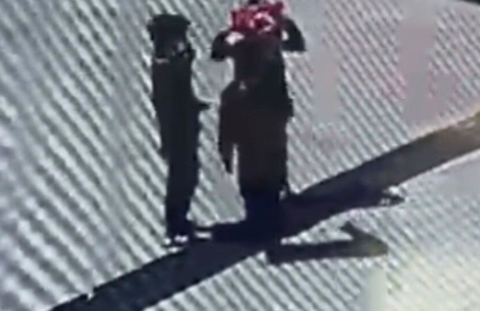 Öğrencilerin duygulandıran bayrak hassasiyeti: Düşen bayrağı yerden alıp öptü