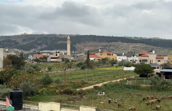 Filistin topraklarını gasbeden İsrailliler, Batı Şeria'daki çiftçileri topraklarından sürmeye çalışıyor