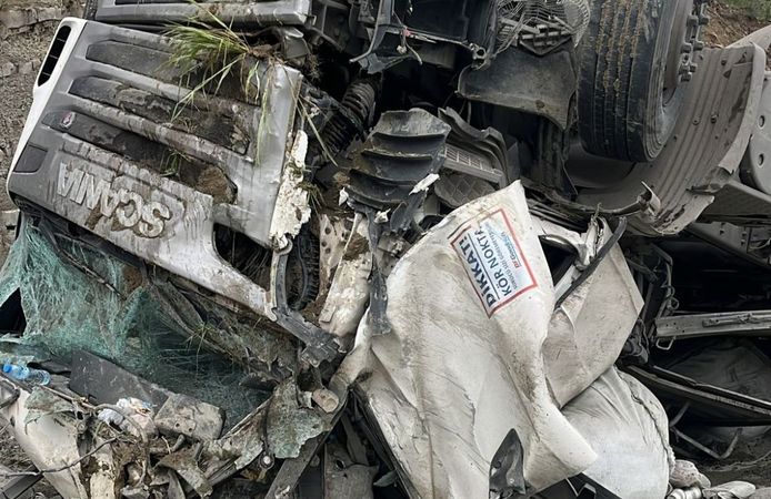 Tır Devrildi: Araç Hurdaya Döndü, 1 Sürücü Yaralandı