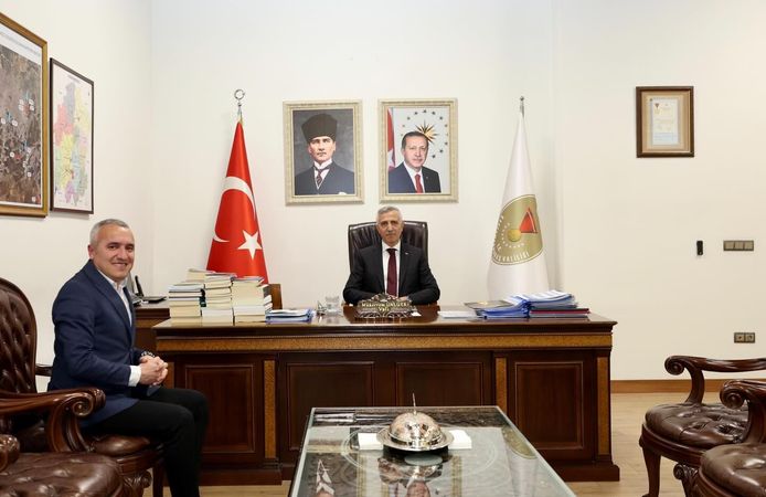 Vali Ünlüer, Gazeteci Baykut’u Kabul Etti