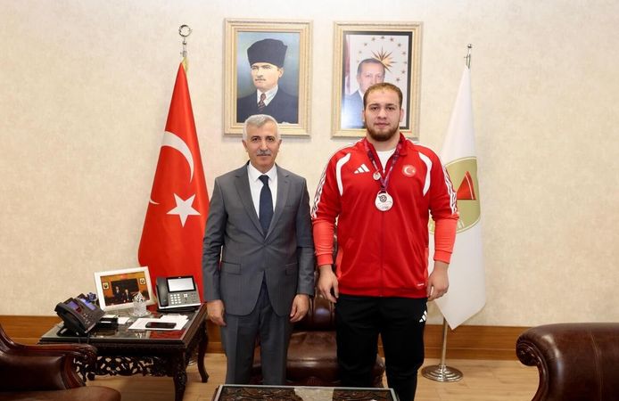 Vali Ünlüer’den Milli Güreşçi Hakan Büyükçıngıl’a Tebrik