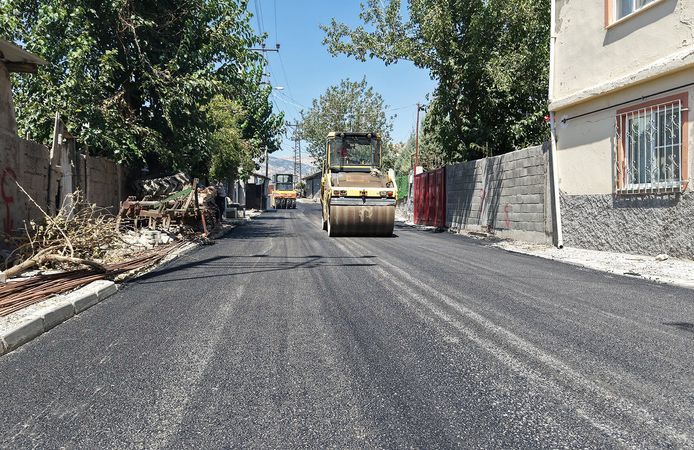 Büyükşehir’den Gençosman’da Kesintisiz Asfalt Mesaisi