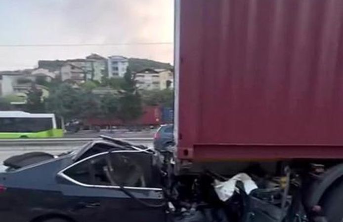 Tırın Altına Giren Otomobilde Can Pazarı: Baba ve Oğul Hayatını Kaybetti