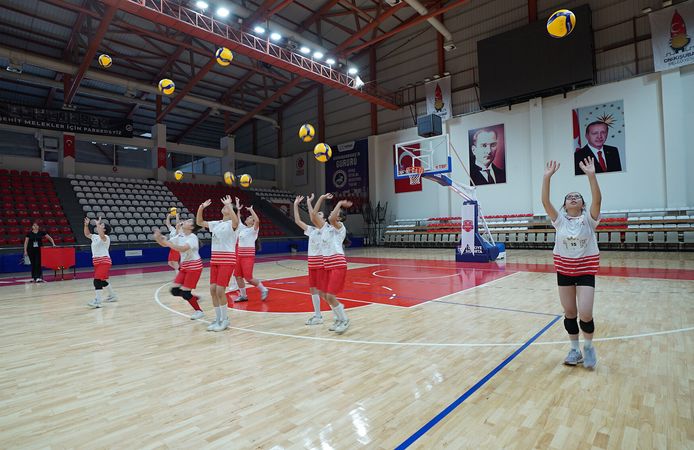 Büyükşehir’den Kadın Voleyboluna Güçlü Altyapı Desteği