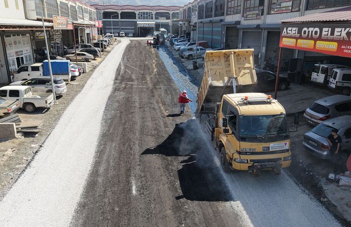 Büyükşehir, Yeni Sanayi Sitesi’nde 3 Kilometrelik Yolu Asfaltla Buluşturdu