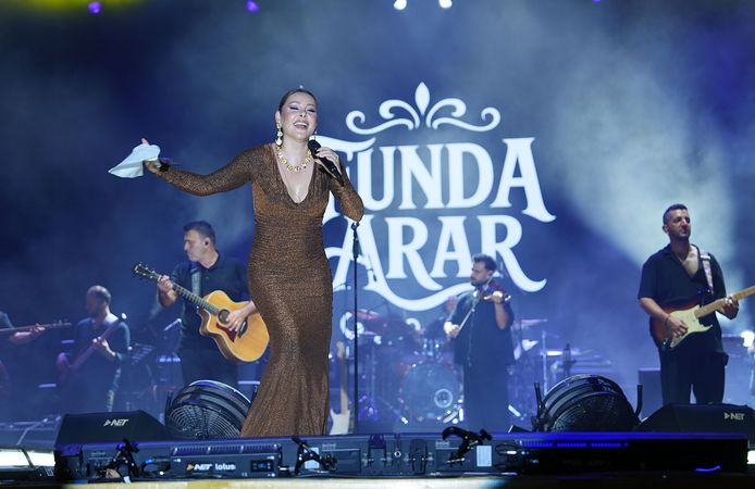 Ağustos Fuarı’nda Funda Arar Söyledi, 100 Bin Dinleyici Eşlik Etti
