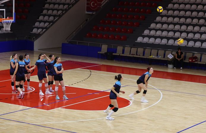 Büyükşehir Belediyespor Kadın Voleybol Takımı, 2. Lig Maratonuna Hazırlanıyor