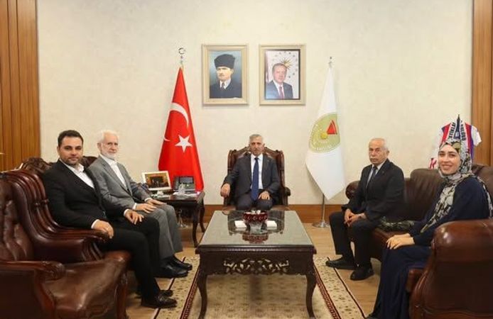 Vali Ünlüer Makamında Ziyaretçilerini Ağırladı