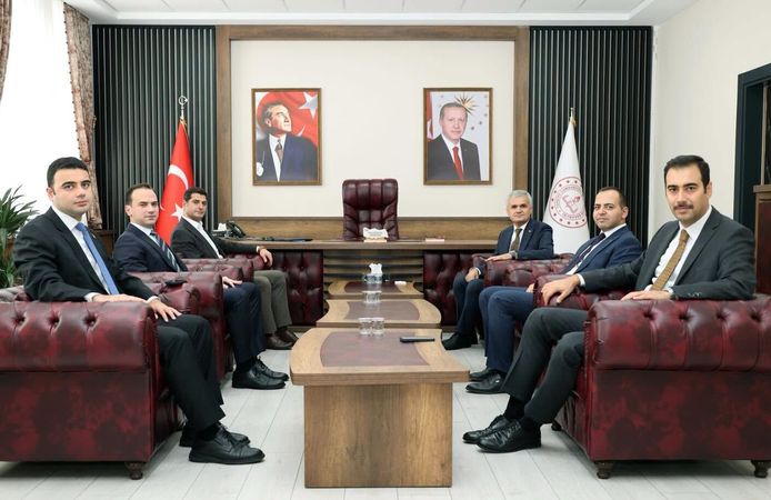 Vali Yardımcıları ve Elbistan Kaymakamı, İl Millî Eğitim Müdürü Akpınar'ı Ziyaret Etti