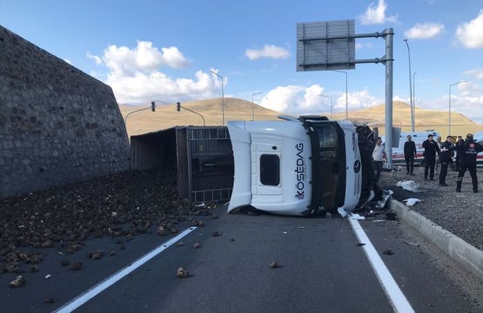 Şeker Pancarı Yüklü Tır ile Otomobil Çarpıştı: 4 Ölü