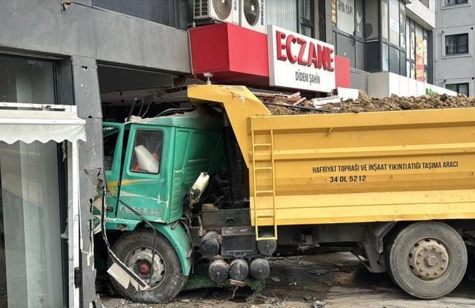 hafriyat kamyonu eczaneye daldı: 7 yaralı