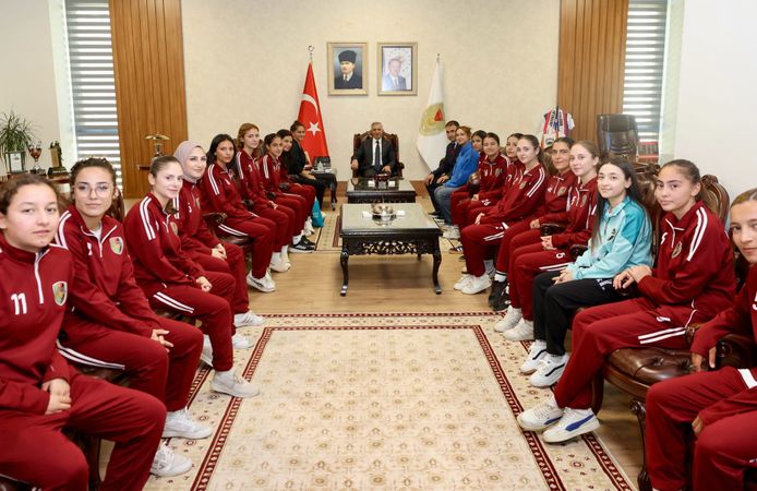 Vali Ünlüer, Kadın Futbol Takımını Kabul Etti