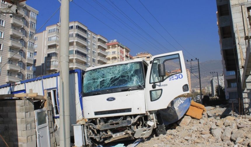 Kamyon 6 Aracı Biçti, Bekçi Kulübesinde Durdu