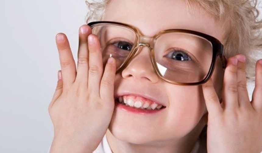 Uzun Süre Ekrana Bakmak Miyop Hastalığını Artırıyor