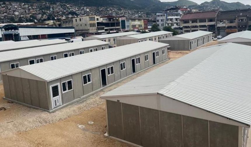Deprem bölgesinde 13 derslikli prefabrik okulu 32 günde tamamladı