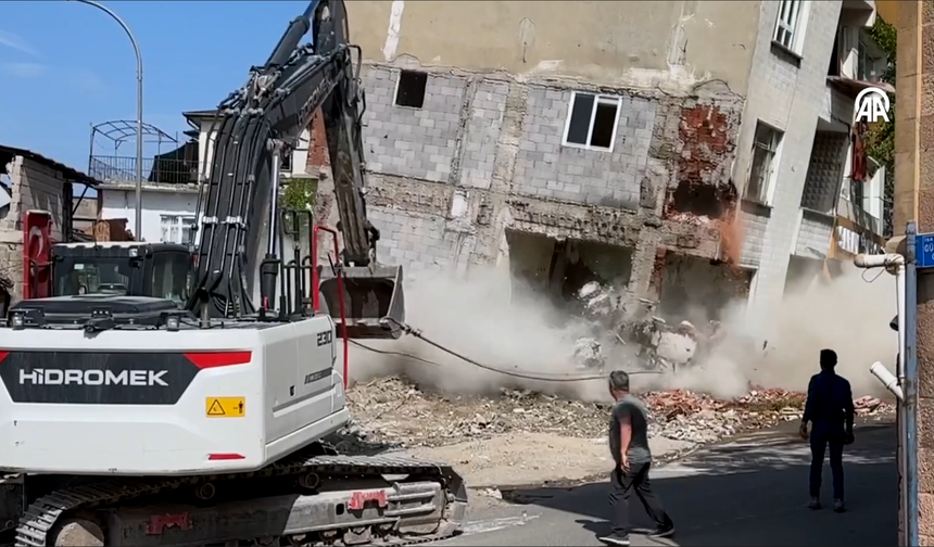 Kahramanmaraş'ta Ağır Hasarlı Binaların Yıkımı Sürüyor