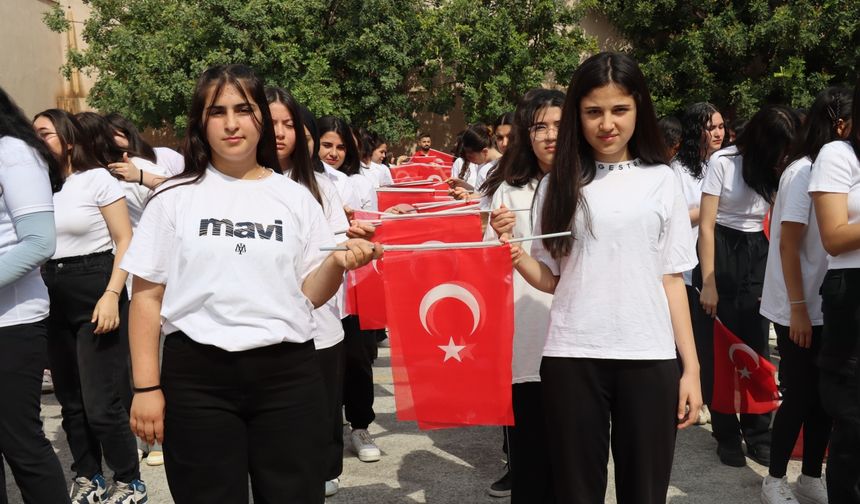 Adana'da 100 metrelik Türk Bayrağı ile yürüyüş yapıldı